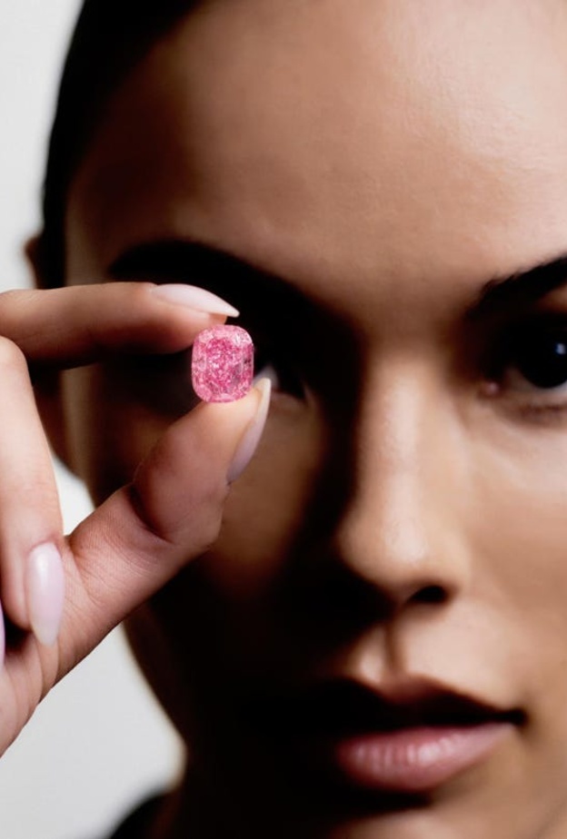 ألماسة وردية نادرة تتألق في مزاد سوذبيز نيويورك