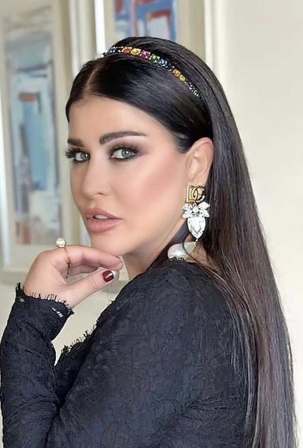 بطلتا مسلسل "بابا المجال" بإطلالات مجوهرات لافتة تعكس شخصيتيهما