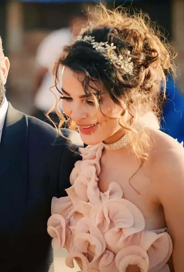 بعد زفافها بالفستان الوردي في "وأخيراً"... نظرة على إطلالات نادين نجيم العرائسية في دراما رمضان 