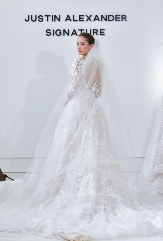 موديلات طرحات من دار Justin Alexander