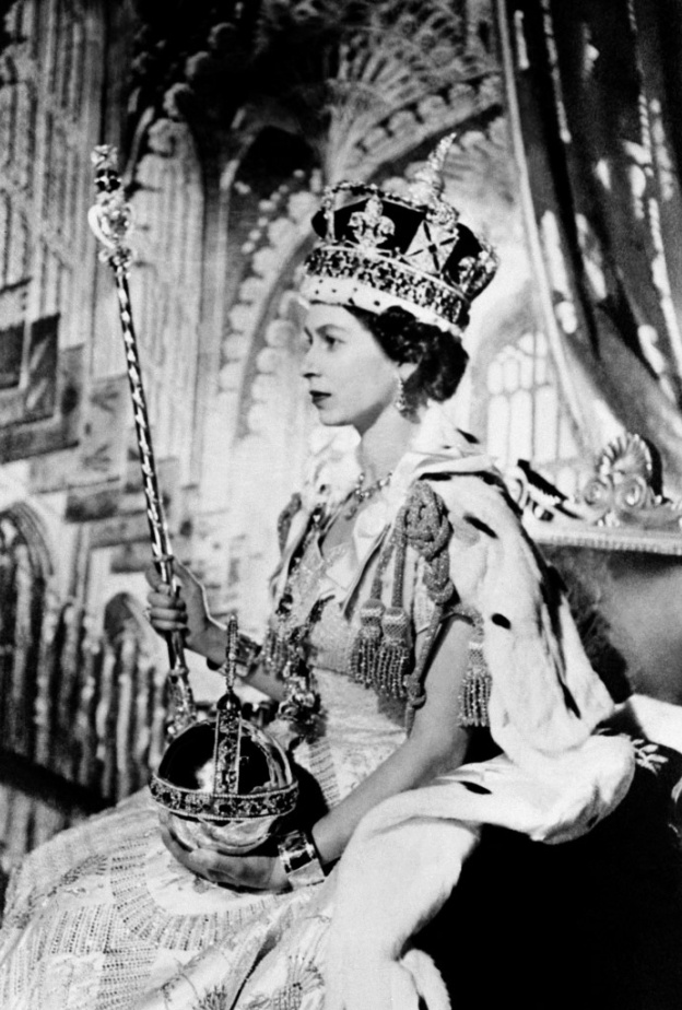 4 من ضيوف حفل تنصيب الملك تشارلز شاركوا في تتويج والدته قبل 70 عاما.