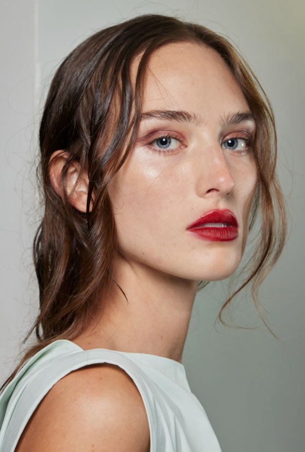 ألوان أحمر شفاه بارزة مع صيحة الكونتور في عيد الفطر 2023 من وحي دار Philosophy di Lorenzo Serafini