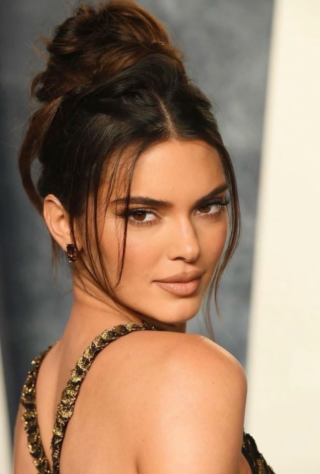 اسهل رفعات الشعر المناسبة للصبايا في العيد بأسلوب كندل جينير - الصورة من حساب ماري فيليبس على إينستغرام