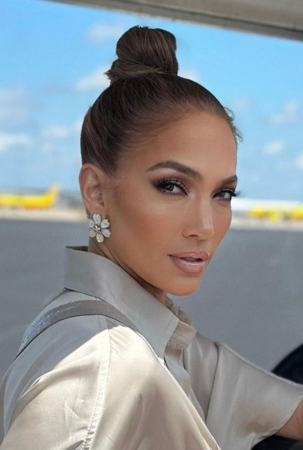 اطلالة جينيفر لوبيز بالمكياج البني المدموج- الصورة من حسابها على انستغرام