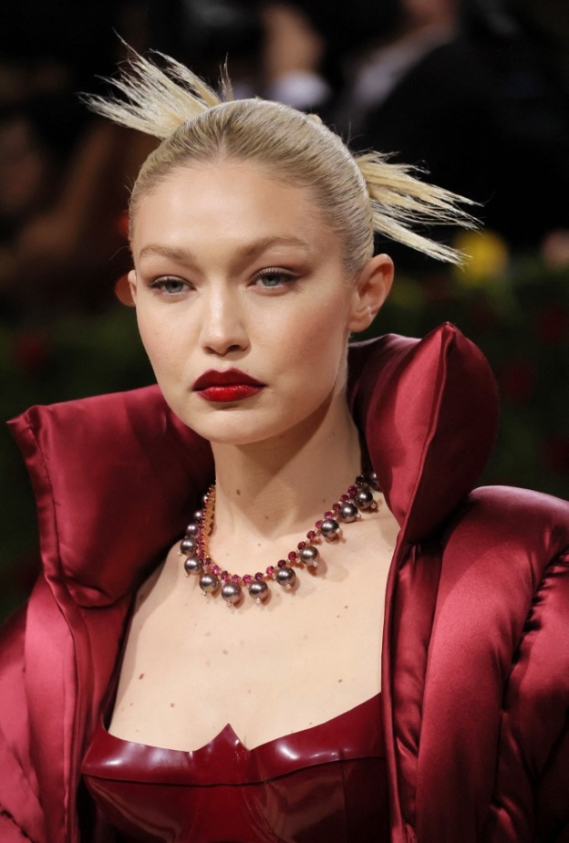 اطلالة Gigi Hadid بمكياج مات وأحمر شفاه قوي مع الرفعة العصرية