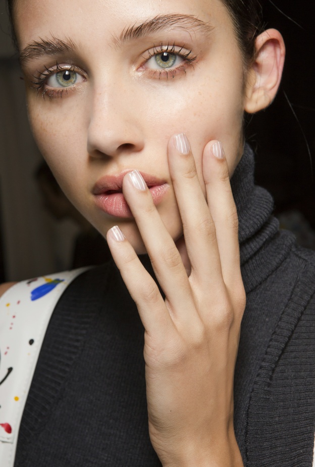 تجديد شباب اليدين بطرق غير جراحية قبل عيد الفطر 2023