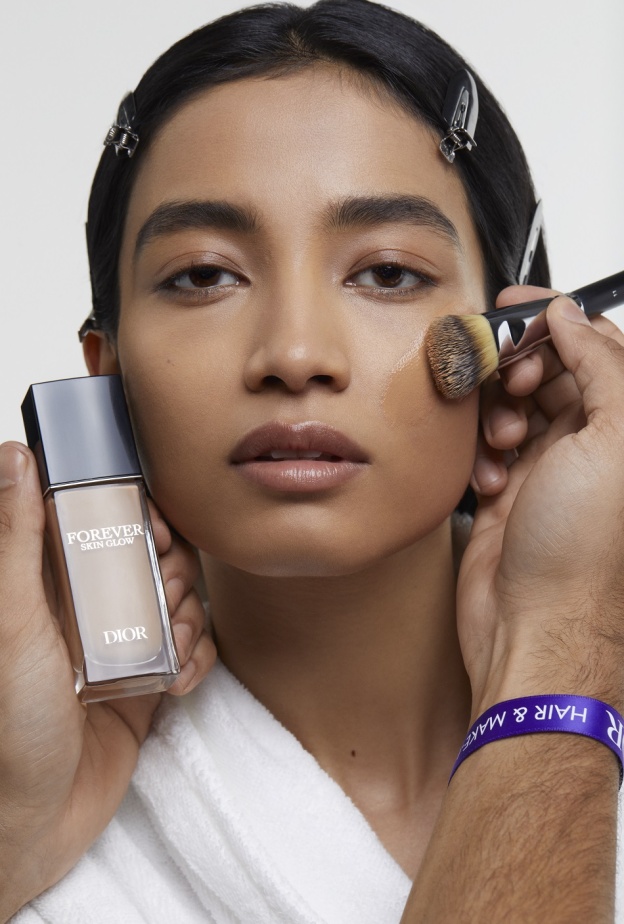 خطوات تطبيق المكياج الأسود على طريقة عارضات ديور