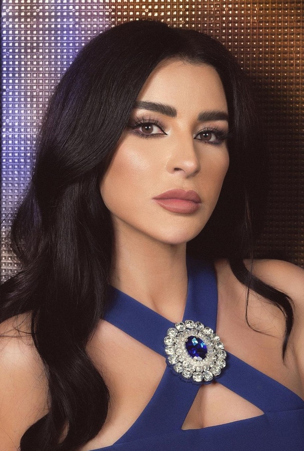 رسمات المكياج الفضي بأسلوب ماغي بو غصن