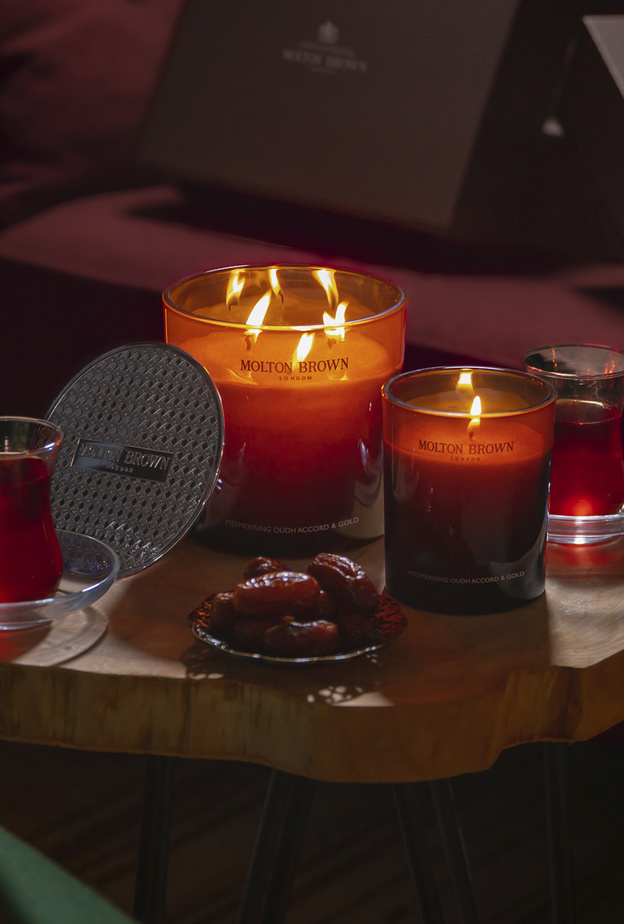 شمعة ميزميرايزينغ عود أكّورد آند غولد  Mesmerising Oudh Accord & Gold  من مولتن براون