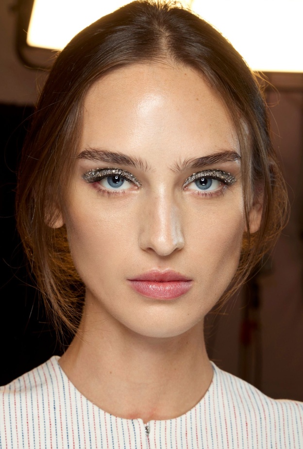 مكياج عيون الغليتر الفضي بأسلوب سموكي من دارTory Burch