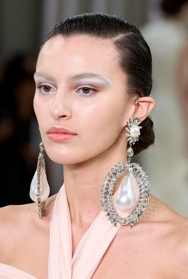 مكياج ناعم مع الظلال البيضاء على الجهة الداخلية وحدود الحواجب من دار Giambattista Valli