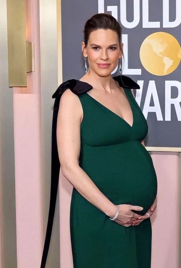 هيلاري سوانك تُرزق بطفليها التوأم وهي على عتبة الخمسين.. نظرة على أناقتها الراقية