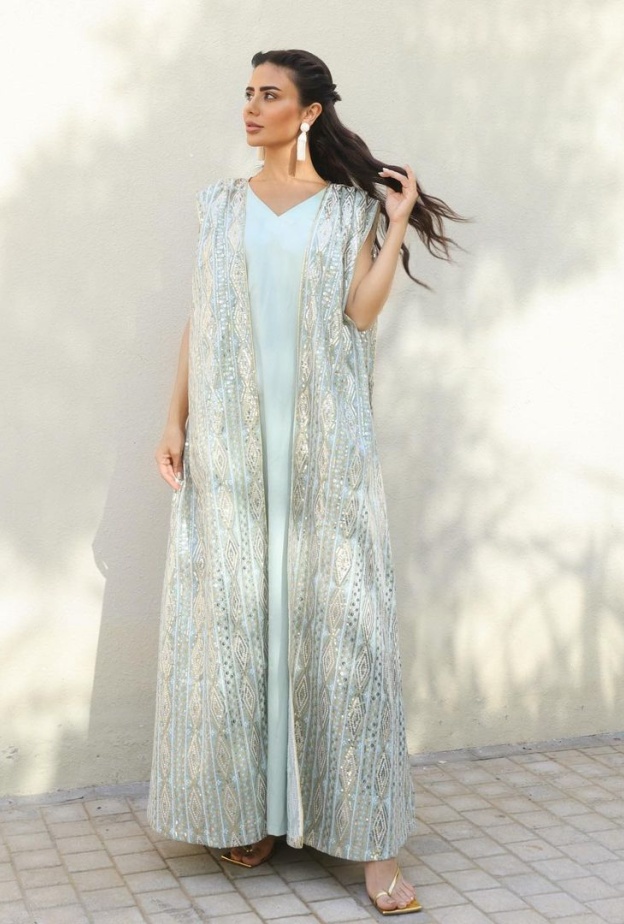 ديما الأسدي بإطلالة لافتة بفستان بسيط مع عبايا مطرزة فوقه