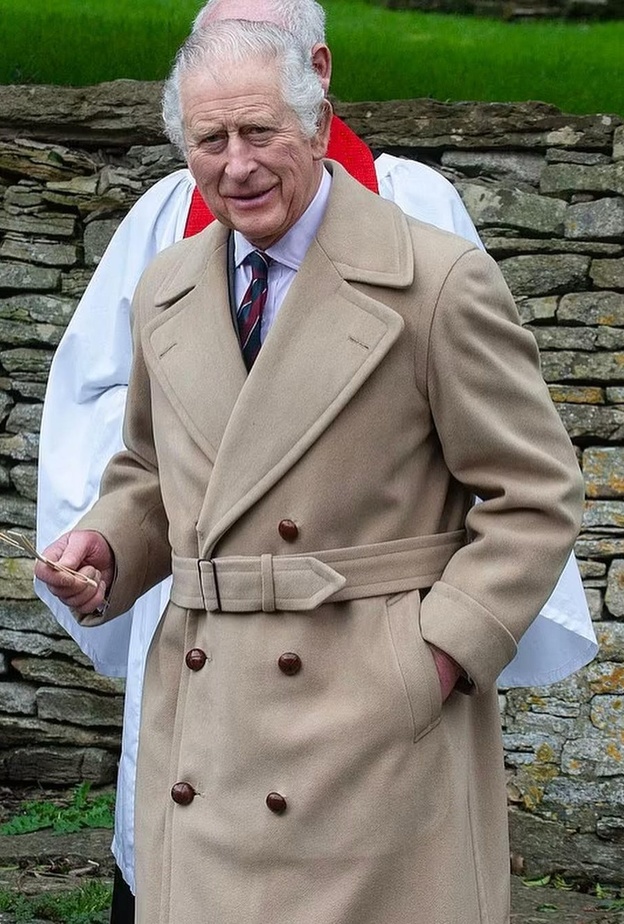 لهذا السبب.. الملك تشارلز الثالث يرتدي معطف والده