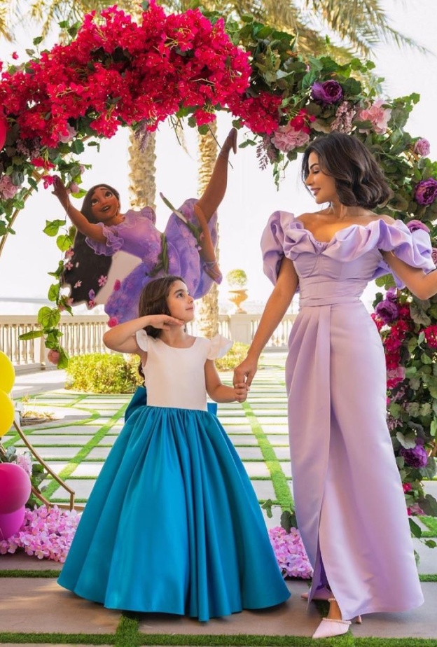 أناقة النجمات مع بناتهن تلهمك بإطلالات مميزة في عيد الفطر 