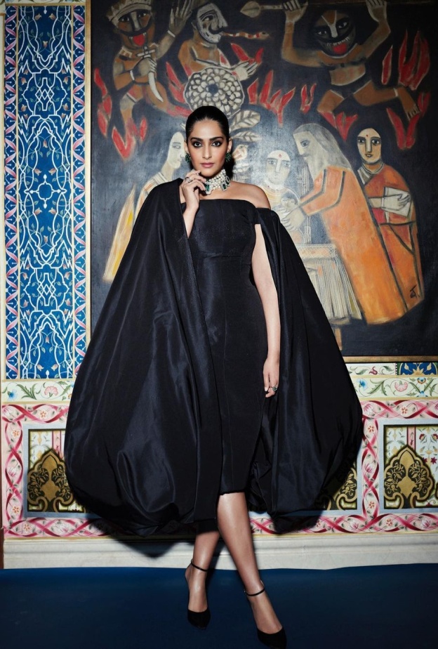  اطلالات النجمات بفساتين سهرة باللون الأسود