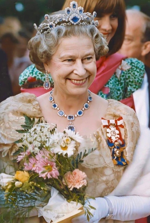 كيف حافظت الملكة إليزابيث الراحلة على رونق مجوهراتها على مر السنين؟