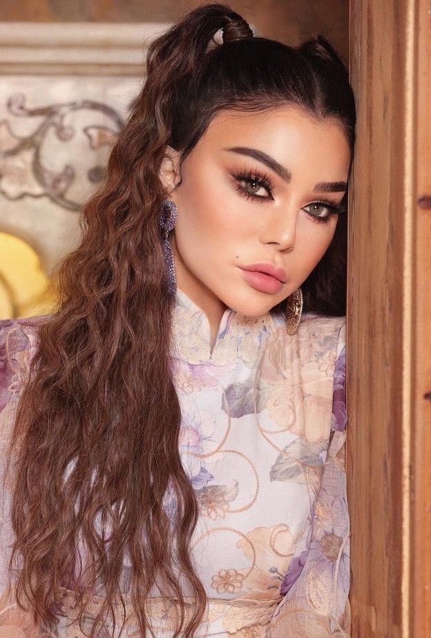 هيفاء وهبي وسهيلة بن لشهب تتألقان بتسريحة شعر متطابقة ..إليك خطوات هذا اللوك