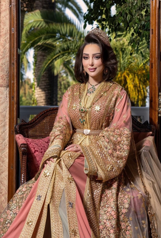 أحدثهن بسمة بوسيل ..نجمات المغرب يلهمن المرأة بتصاميم متنوعة من القفطان المغربي في رمضان