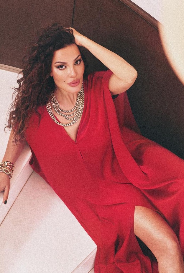 هل تخلّت نادين نجيم عن تنسيق إطلالات المجوهرات في مناسباتها اليومية؟