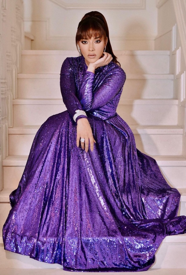 رحلة أناقة بلقيس بتنسيقات معاصرة للأزياء المرصعة بالترتر