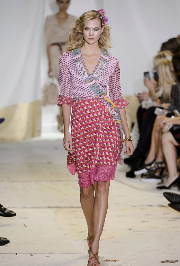 Wrap dress... أبرز رموز الموضة المتحررة