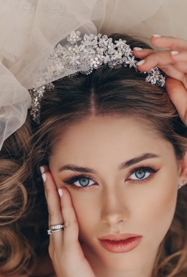 اكسسوارات مميزة بالكريستال لتسريحات العروس الكلاسيكية