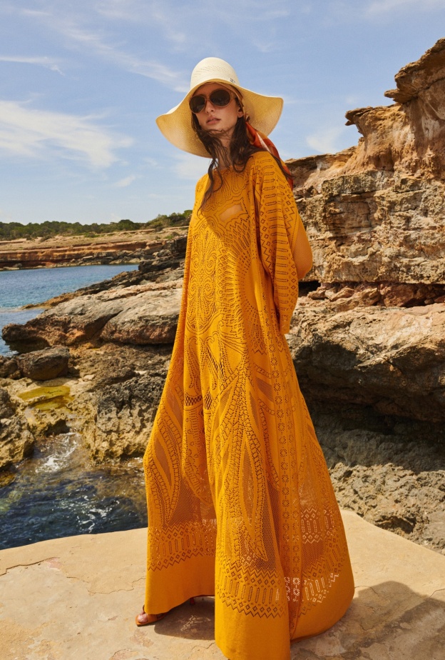 فساتين الدانتيل تسيطر على إطلالات صيف 2023