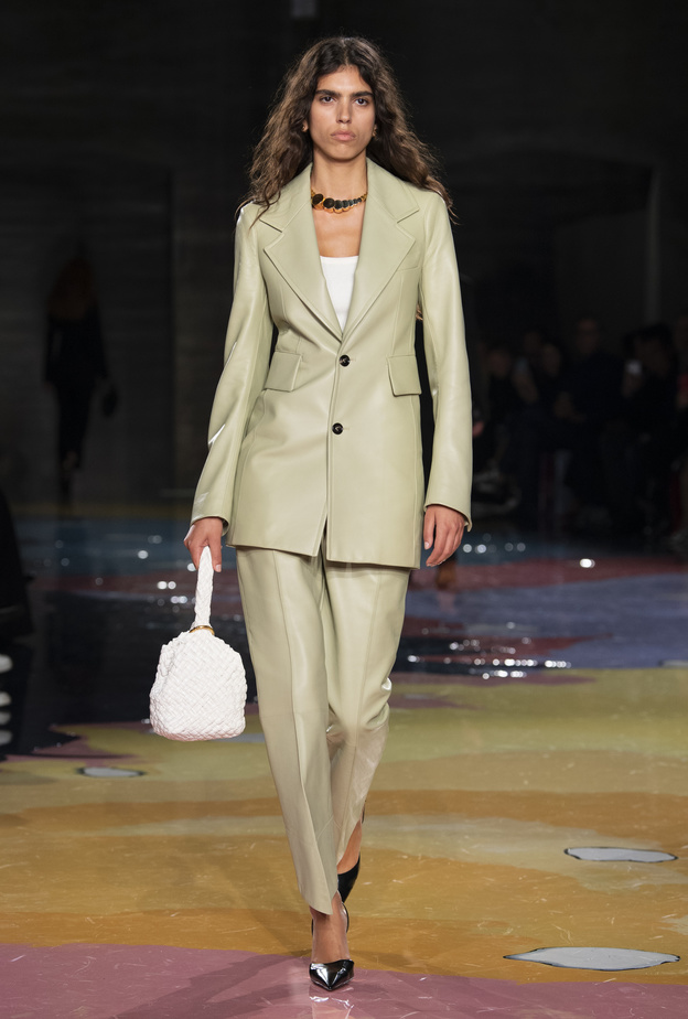 تنسيق جاكيتات الجلد في ربيع 2023