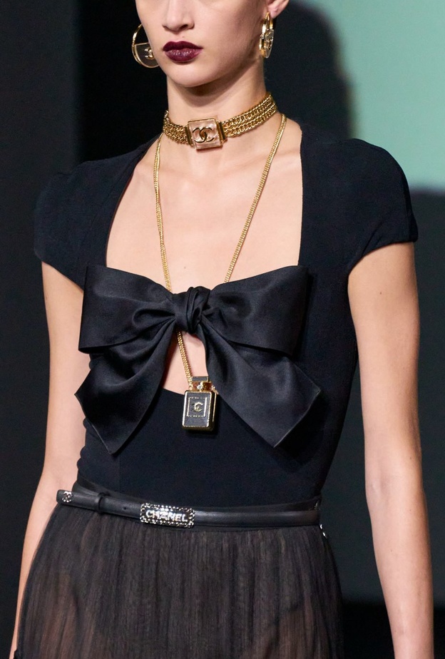 لمسة مميزة من CHANEL على اكسسوار الشوكر