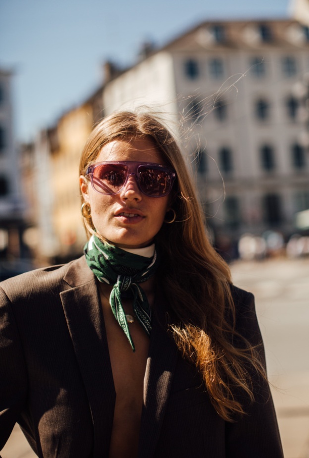 النظارات الشمسية والوشاح أكسسوارات الربيع الأكثر ضرورة