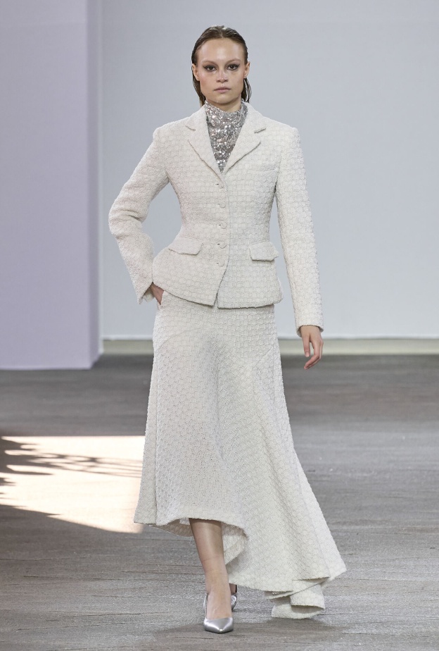 موضة التنورة البيضاء المتدرجة وغير المستقيمة