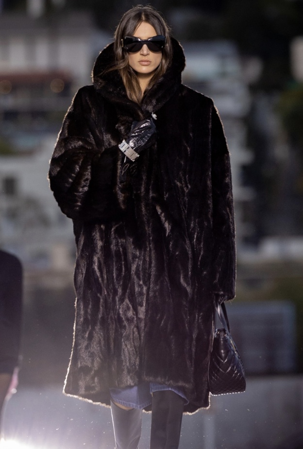 دور الأزياء العريقة تعود إلى إرثها والمديرون الإبداعيون يعيدون تفسيرها