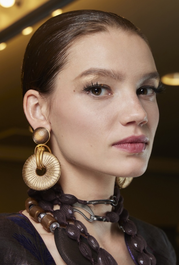 مستحضرات العناية بالبشرة التي تحتاج كل امرأة تطبيقها بعد إزالة مكياج العيد