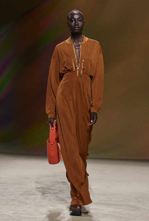 بين إطلالة كاجوال وإطلالة شيك.. أي منها ستختارين في أولى أيام العيد؟! 