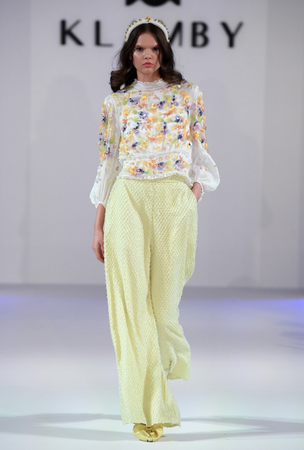 أبرز صيحات البناطيل الملونة في رمضان