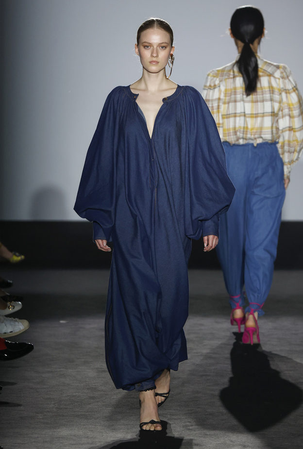 إطلالة مميّزة باللّون الكحلي من Label Edition