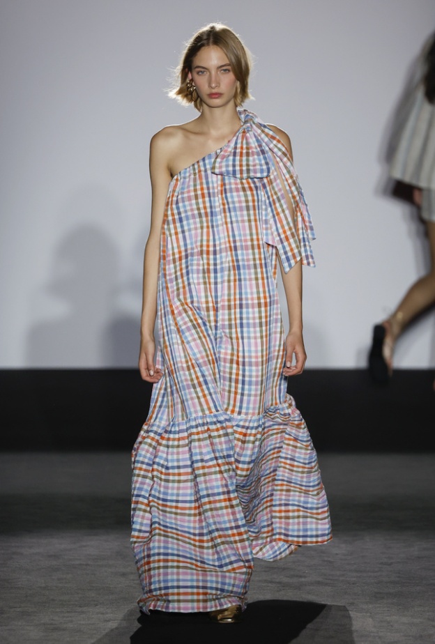 فستان طويل لافت من Label Edition