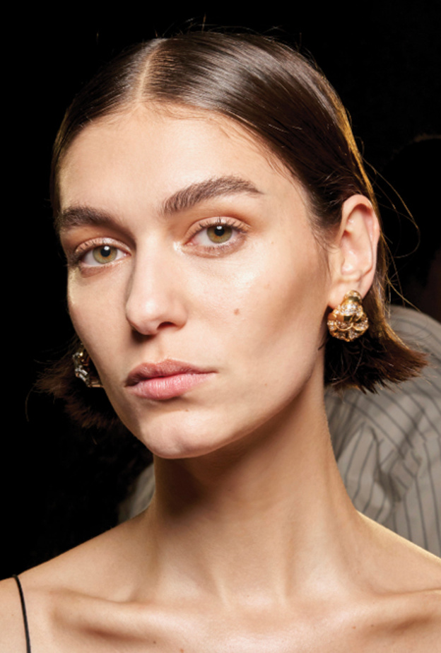 أفضل المنتجات التجميلية لتحسين حالة البشرة: الأسرار المكشوفة