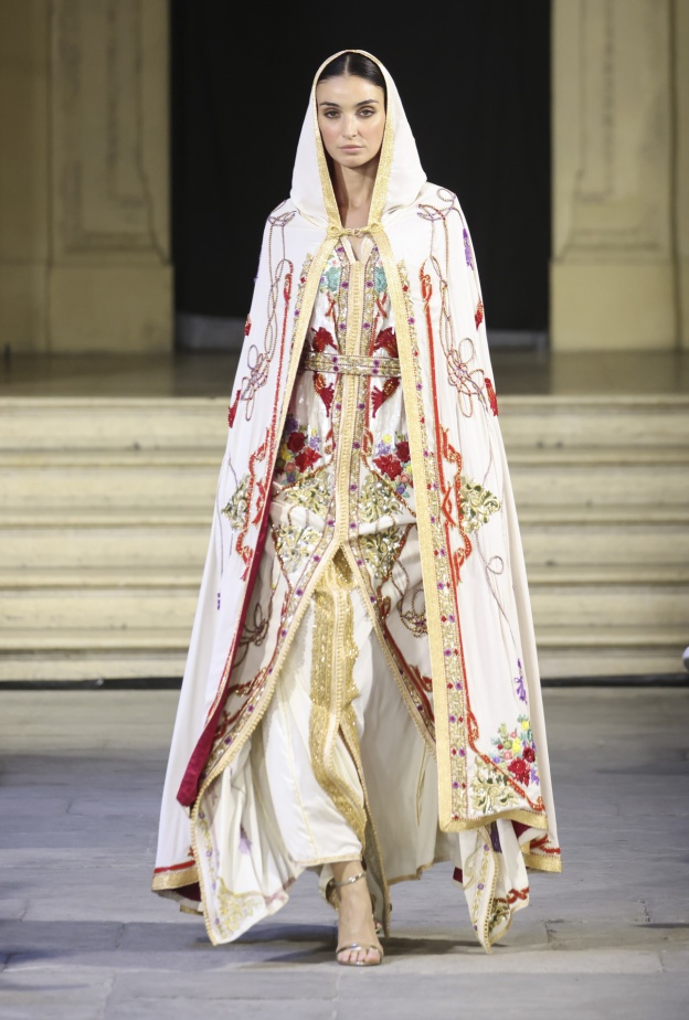   كيف تعتنين بعباءتك المطرزة لتحافظ على جمالها  