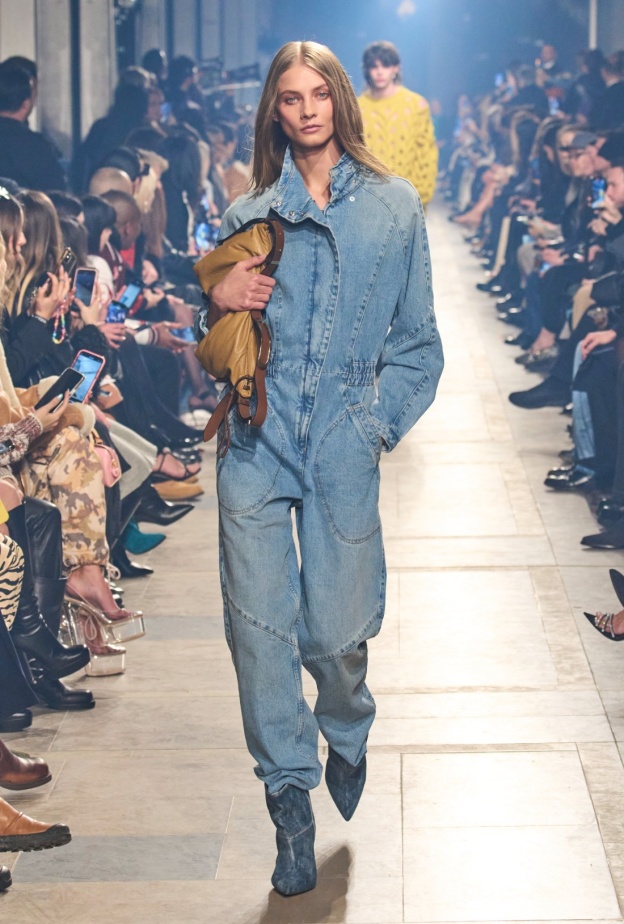 لماذا لا تستطيع الموضة التخلّي عن صيحة الـCowboy؟