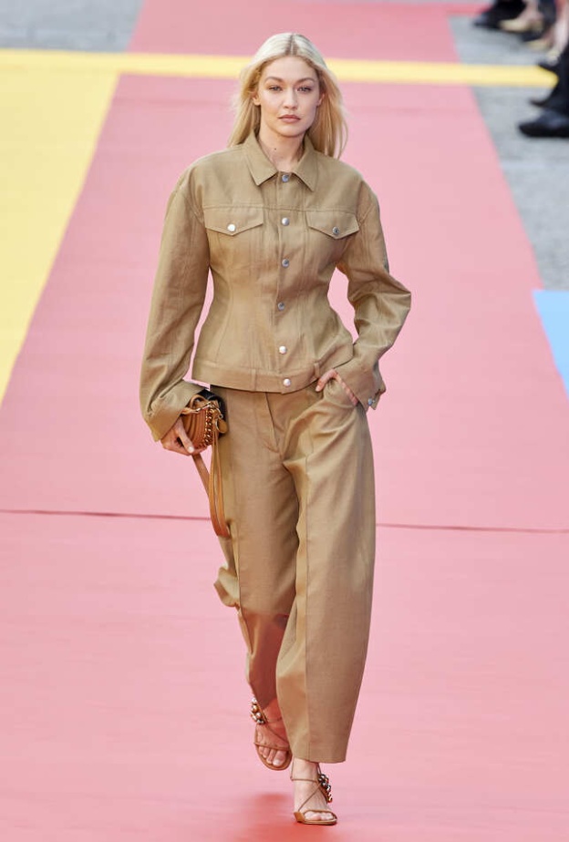 طقم لافت باللّون البيج من Stella McCartney