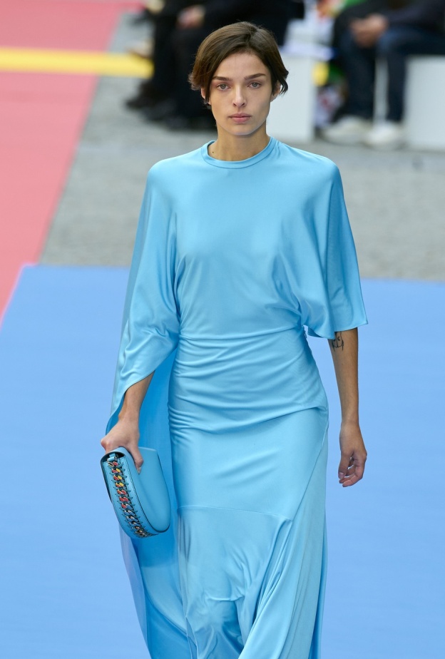 أهمية مطابقة حذائك وحقيبتك بلون فستان العيد  