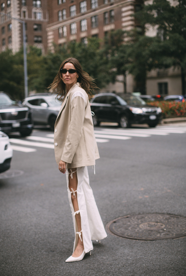 تنسيق السروال الأبيض مع بلايزر باللّون البيج من Street style