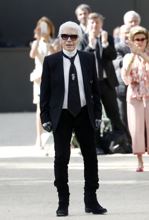 مصمم الأزياء كارل لاغرفيلد 