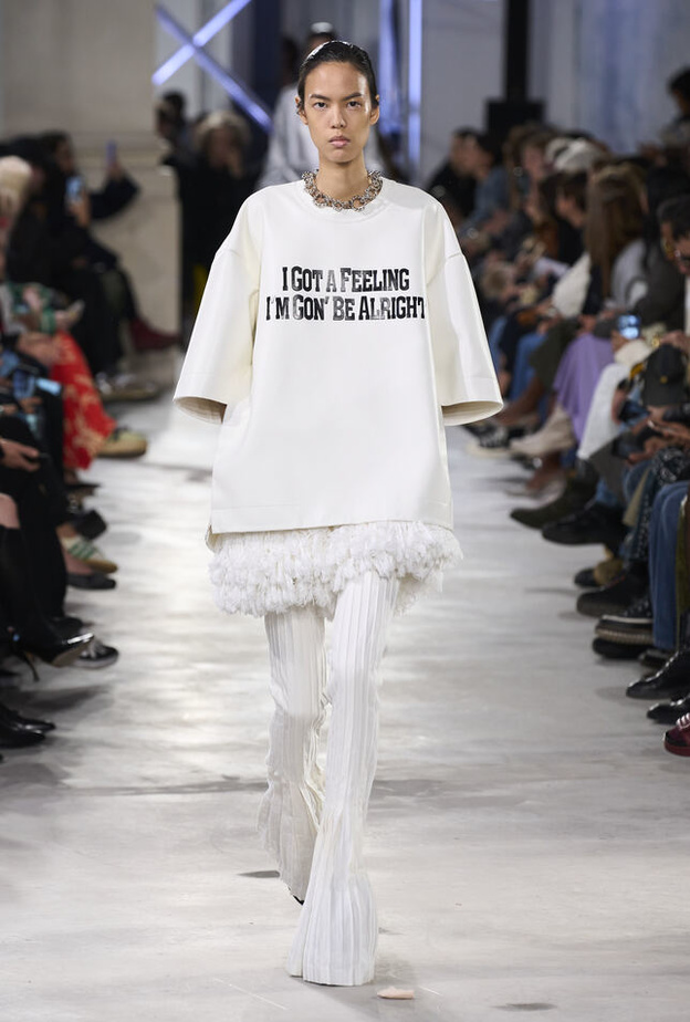إطلالة من Sacai ببلوزة عصرية باللّون الأبيض Oversize