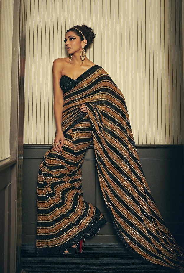 تصاميم هندية تراثية على السجادة الحمراء