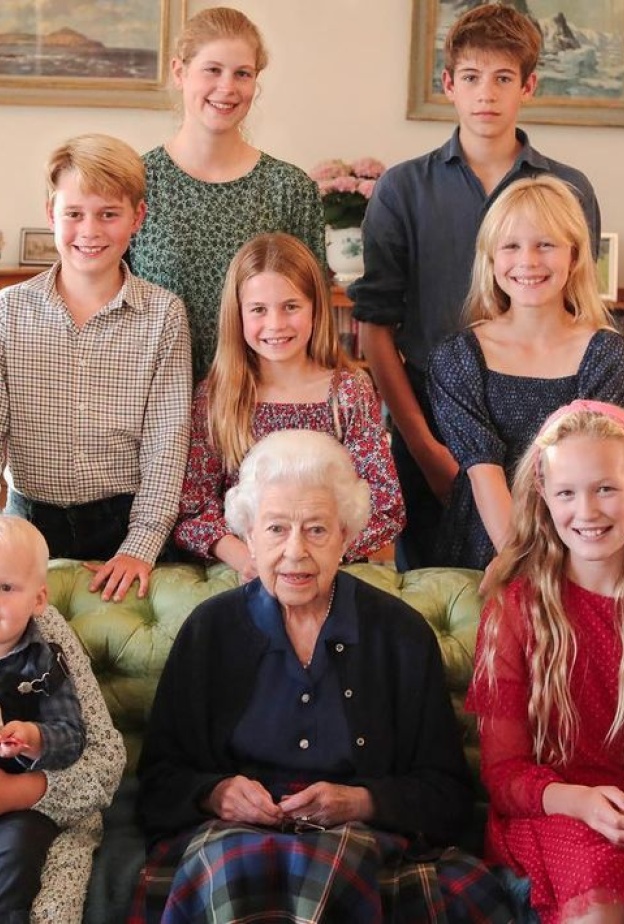 صورة لم تنشر من قبل للملكة إليزابيث الثانية بصحبة أحفادها الصغار وأبناء أحفادها