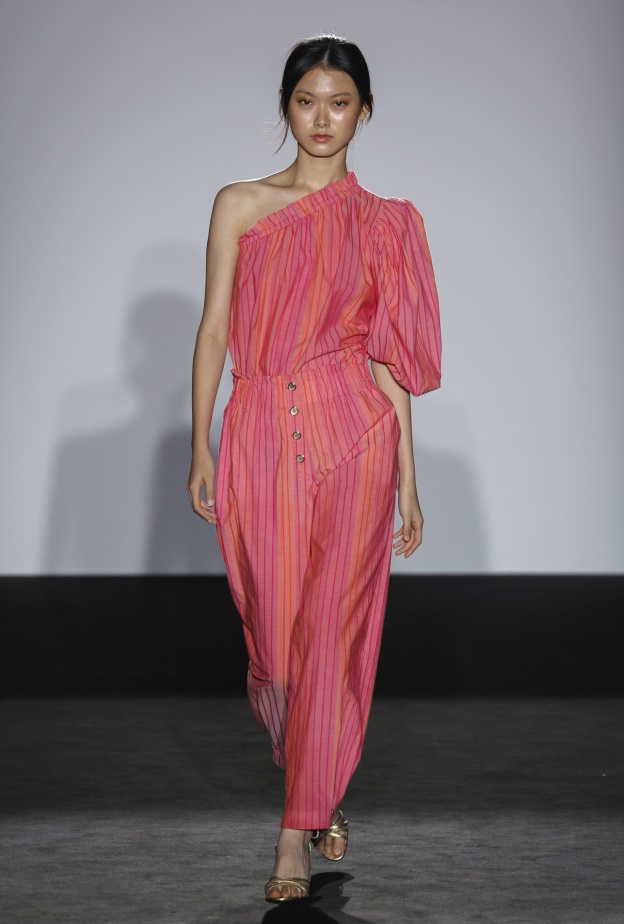 وداعاً للبناطيل التقليدية مع التصاميم المقلمة الرائجة