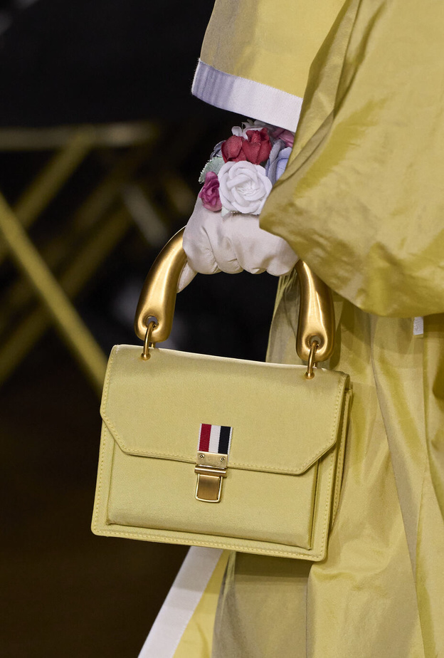 موضة الحقائب الصفراء مع العبايات السوداء